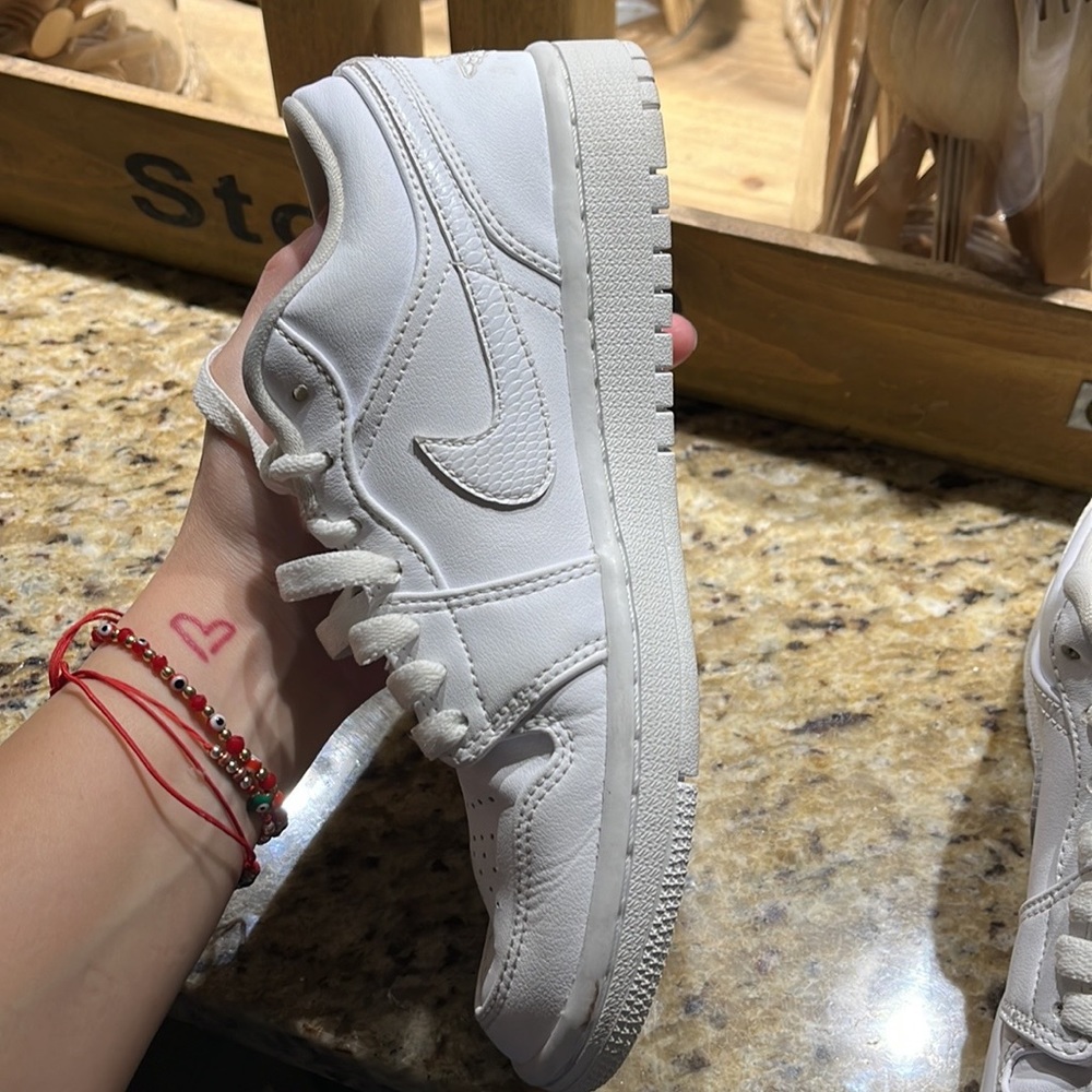 Air Jordan 1 lows white